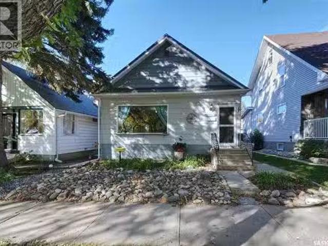 1042 Algoma Avenue, Moose Jaw, SK, S6H 3Z5 house for sale L.