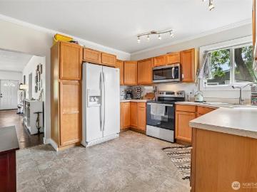1043 th Avenue Ct S