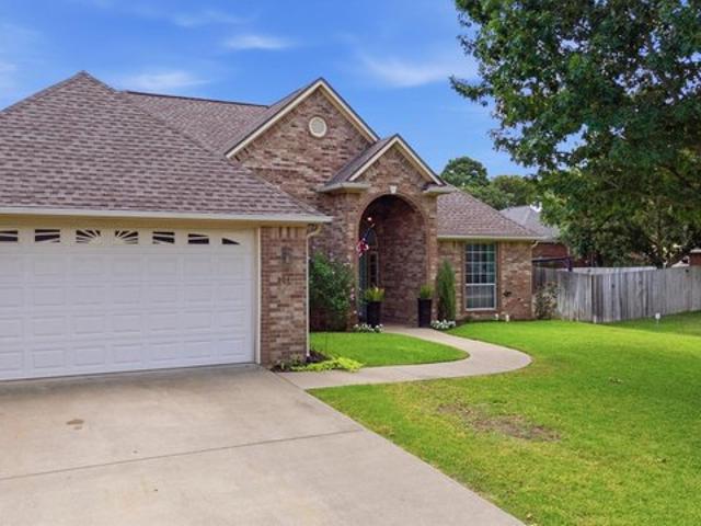 104 Charles Dr, Lindale, TX 75771