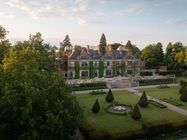 104 bedroom detached house to rent