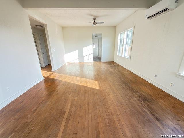 104 E Hutchinson
