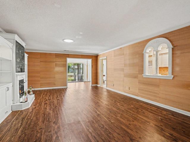 104 Hickory Dr