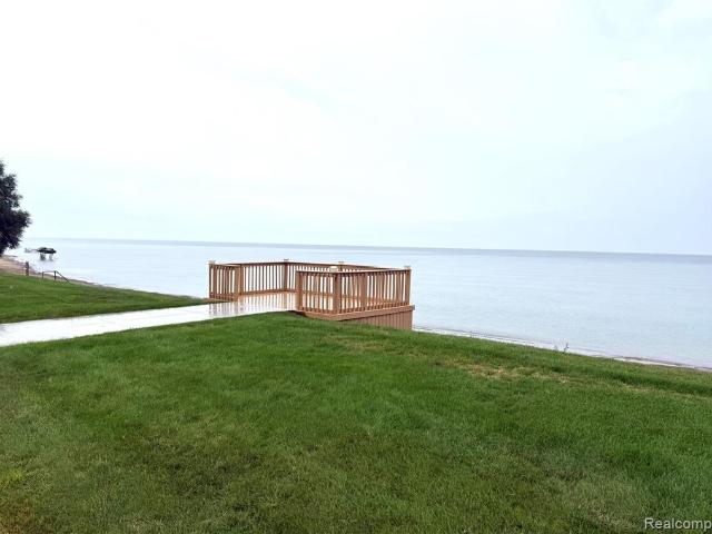 104 Shoreline Dr E