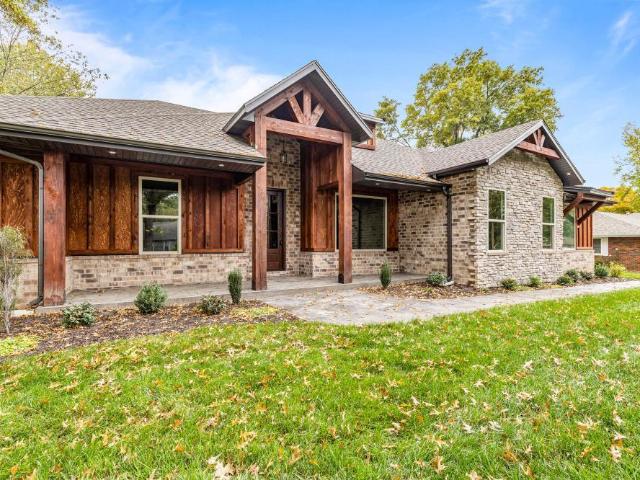 104 W Aven Avenue