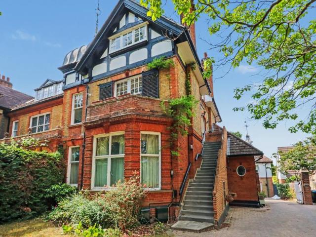104a Ditton Road, Surbiton KT6 1 bed apartment to rent £1,750 pcm £404 pw