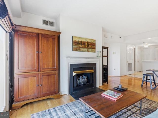 1050 N Taylor Street # 1 606