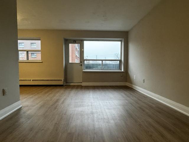 1051 1061 Seneca Avenue 1 Bedroom Apartment for Rent at 1051 Seneca Ave, Mississauga, ON L5G 3X6 Lakeview