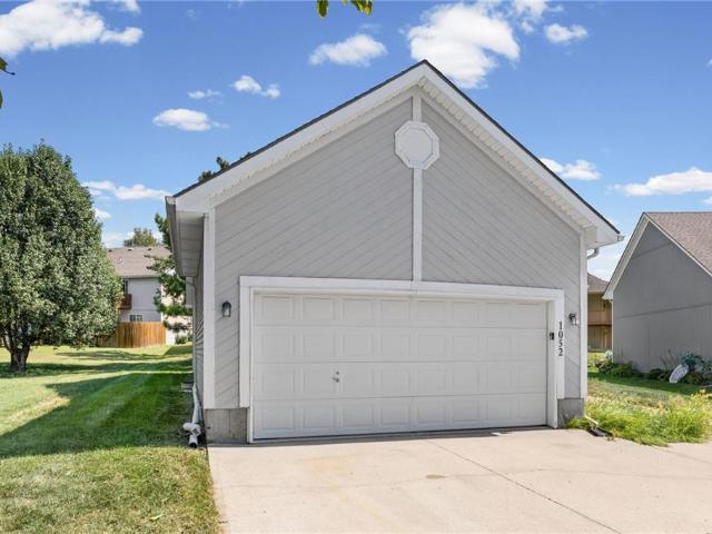 1052 NE Queens Court