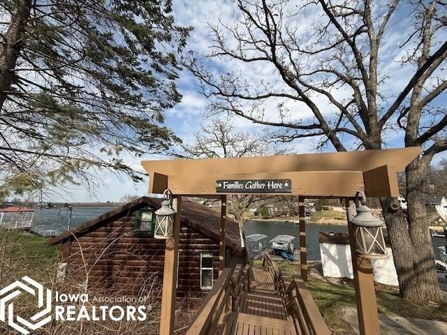 1053 Lakeshore Dr, Brooklyn, IA 52211
