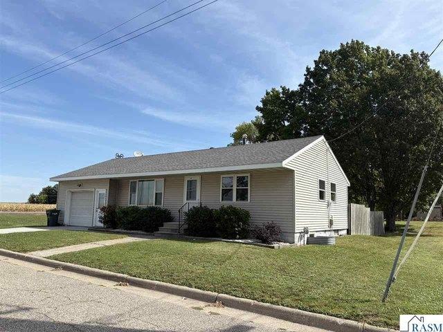 105 6th St, Cleveland, MN 56017