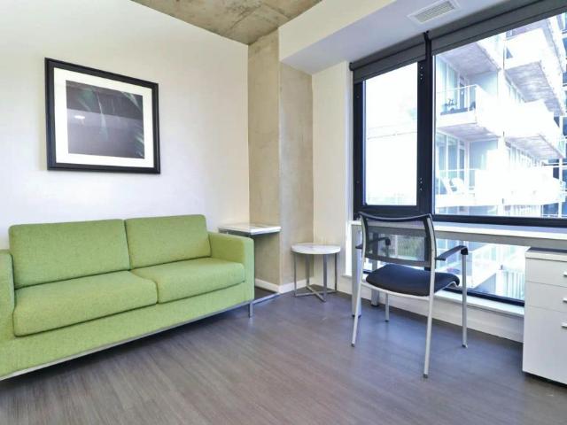 105 Champagne Ave S — Studio/1Bath