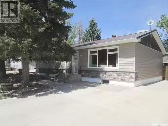 105 Assiniboia Avenue, Assiniboia, SK, S0H 0B0 house for sal.