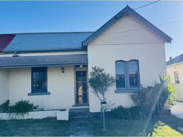 105 Autumn Street, Orange House for rent Listed by Jane Cook.