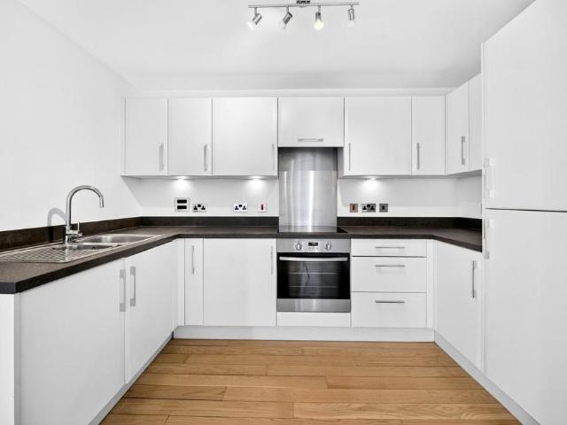 105 Britannia Walk, London N1 2 bed apartment to rent £3,500 pcm £808 pw