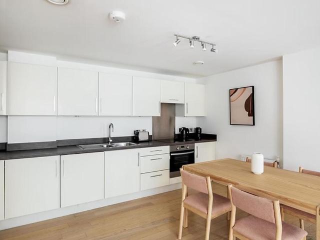 105 Britannia Walk, London N1 2 bed apartment to rent £3,250 pcm £750 pw