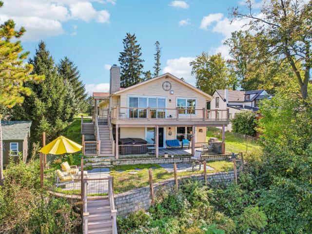 105 E Lake Ln