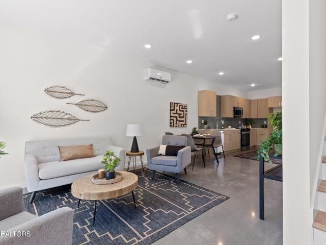105 E Oldham Ave #102