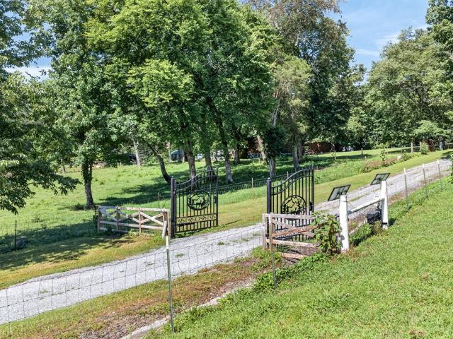 105 Foothills Rd