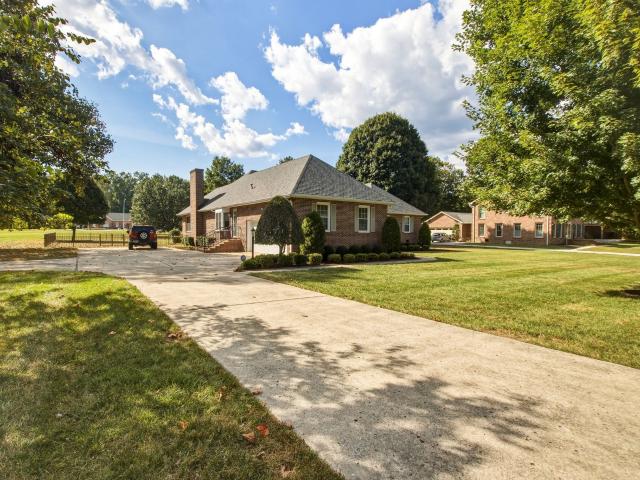 105 Kingsridge Blvd
