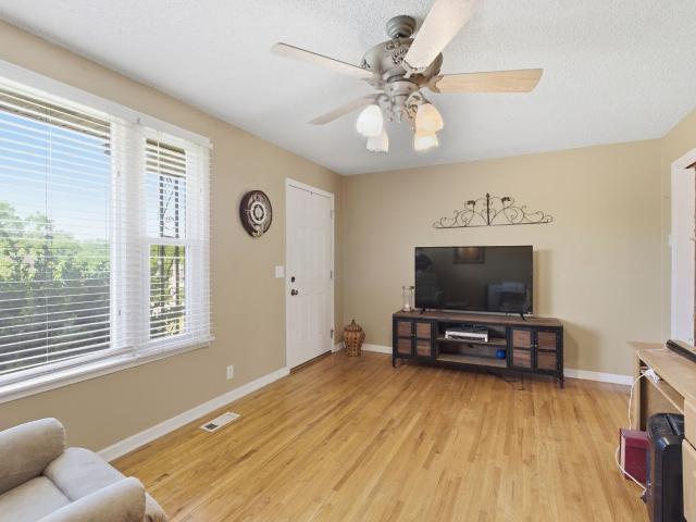 105 S Valley Rd