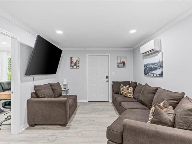 105 W Spring St