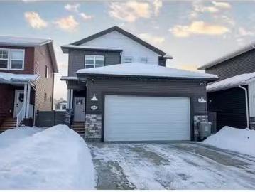 Grande Prairie, Alberta - Deck, Parking