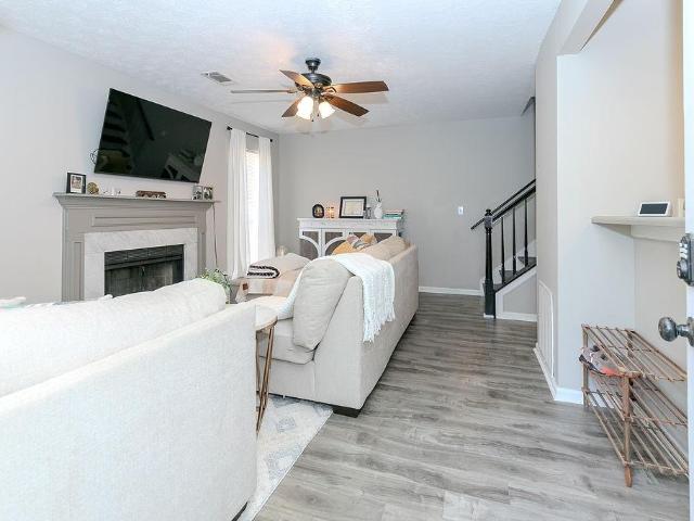 1067 Dover Way