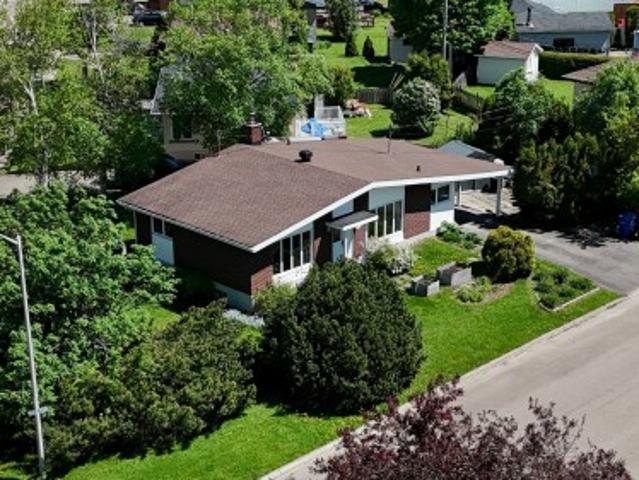1069 Rue Chopin, Saguenay Chicoutimi, QC, G7H 4H2 house for sale | Listing ID 25358 | Royal LePage