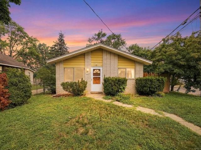1069 Urbancrest Dr, Troy, MI 48083