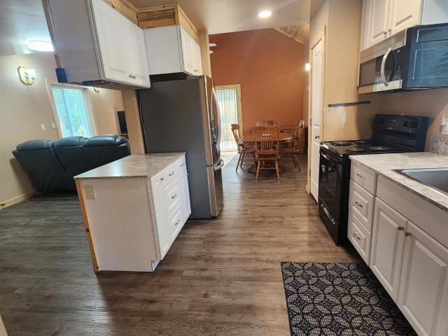 1061 N Hidden Pine Rd