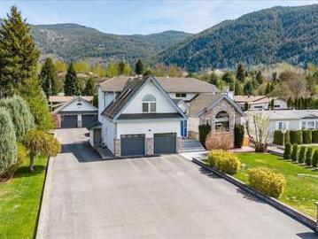 1063 Bridgeview Crescent, Castlegar, BC, V1N 3H7 house for sale | Listing ID 10384 | Royal LePage
