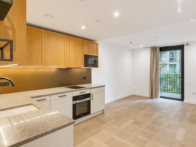 106, 4 E1W 1 bed apartment to rent £2,700 pcm £623 pw