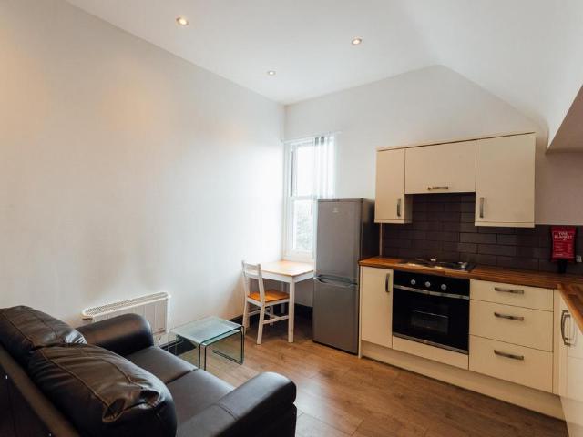 106 Derby Road, Loughborough LE11 1 bed house to rent £1,130 pcm £261 pw