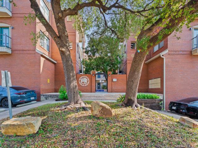 106 E 30th St # 308