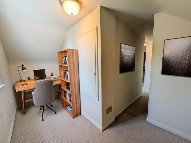 106 Haig St, St. Catharines 1 Bed + Den Upper Unit