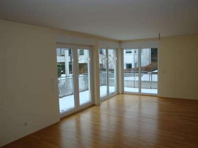 106 m² in Wiesbaden Südost: 3 Zimmer, 2 Balkone, Aufzug und Tiefgarage