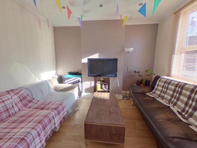 106 Royal Park Road, Hyde Park, Leeds. 5 bed terraced house to rent £2,925 pcm £675 pw