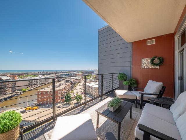 106 W Seeboth St, Unit 1204