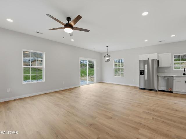 106 White Rd
