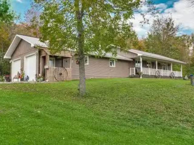 106B Ch. De La Montagne, L'Île Du Grand Calumet, QC, J0X 1J0.