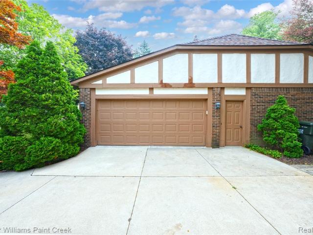 1077 Maple Leaf Drive