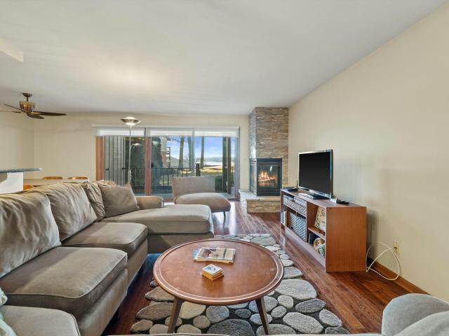 1070 S Lake Shore Dr, Lake Geneva, US, WI