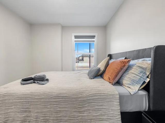 1071 Bayview Crescent Southwest