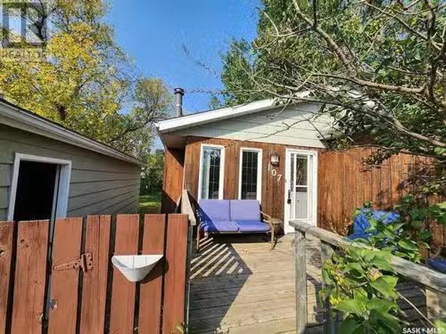 107 18Th Street Ne, Weyburn, SK, S4H 2W3 house for sale Lis.