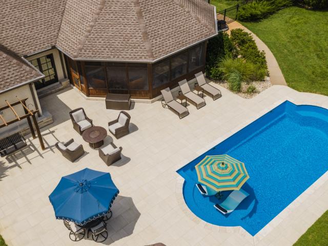 107 Meadowlake Dr