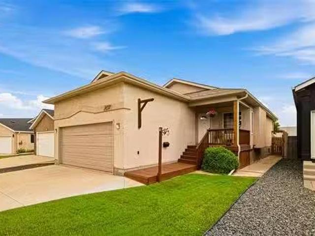 107 Paul Martin Dr, Winnipeg, MB, R2C 5M4 house for sale Li.
