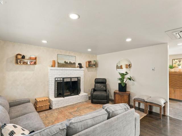 107 w wilson st