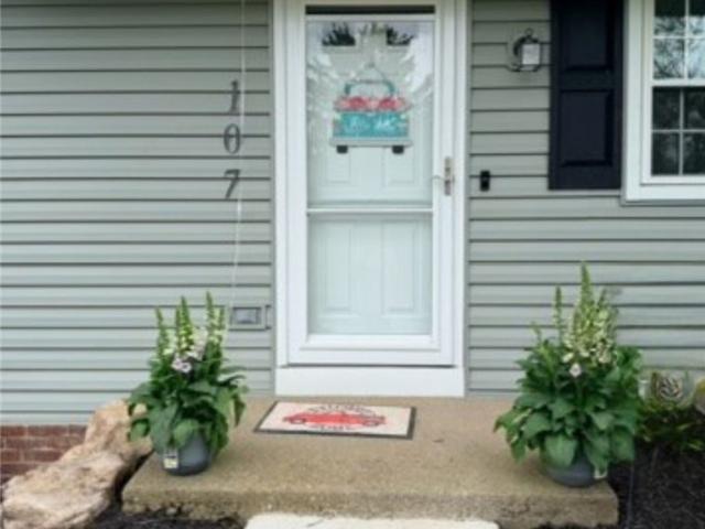 107 W Hillcrest Rd
