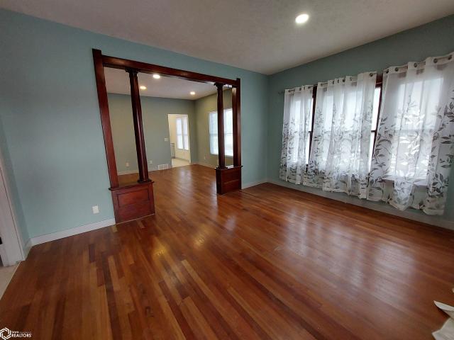 107 W Oak Street