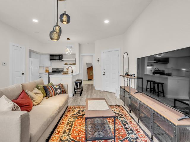 10855 Meadowglen Lane 604
